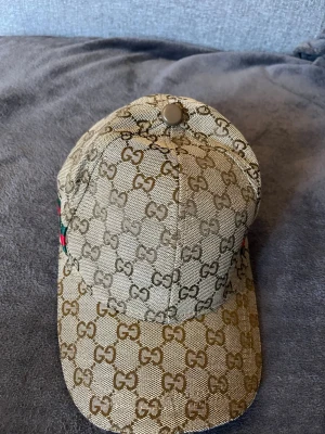 Keps - Snygg Beige keps med gg mönster