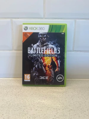 Battlefield 3 Limited Edition Xbox 360 - Battlefield 3 Limited Edition till Xbox 360. Omslaget är svart med en soldat i centrum och spelets logga i vitt och orange. Innehåller tillgång till Back to Karkand expansionen. Perfekt för dig som gillar action och multiplayer. Fungerar toppen!
