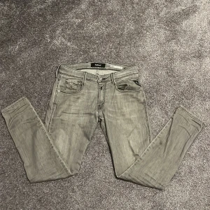 Replay Anbass jeans🤟 - Säljer ett par snygga grå jeans från Replay, modell Anbass. De har en slim fit och är i mycket bra skick. Storlek 29/30. Bara att höra av sig vid frågor och funderingar. 