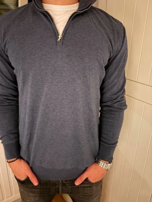Blå halfzip  - Säljer denna blå halfzip från dressman i bra skick. 