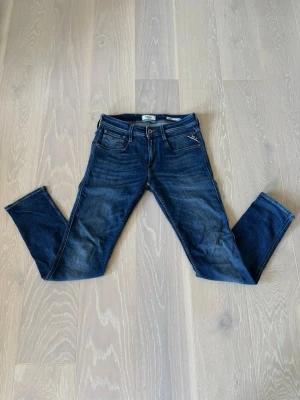Mörkblå Replay jeans  - Säljer dessa Replay Anbass jeans i storlek 29-32. Jeansen är sparsamt använda och i väldigt bra skick. Priset går att diskutera. Vid intresse eller eventuella frågor är det bara att höra av sig. 