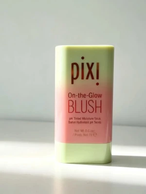 Pixi On-the-Glow Blush stick - Säljer en Pixi On-the-Glow Blush i stickformat med ljusgrönt och rosa hölje. Rouget är i en krämig rosa nyans och kommer i en praktisk twist-up förpackning som är enkel att använda och ta med sig. Perfekt för en naturlig glow.Ser på bilder hur mycket är kvar, bara provat 