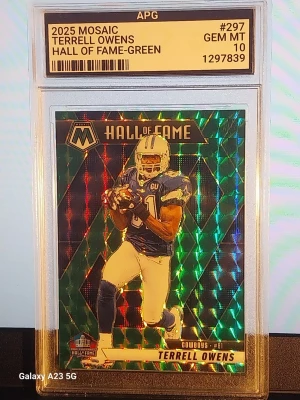 2025 Mosaic Terrell Owens kort - Säljer ett 2025 Mosaic Hall of Fame-Green samlarkort med Terrell Owens från Dallas Cowboys. Kortet har holografisk grön bakgrund och är graderat GEM MT 10 av APG. Perfekt för dig som gillar amerikansk fotboll och samlarkort.