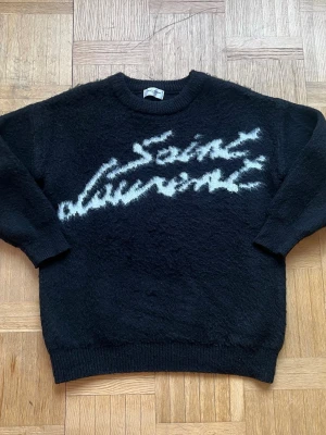 YSL Sweatshirt - Stickad Yves Saint Laurent tröja i storlek Medium. Nästintill nyskick. Köpt i andrahand sedan tidigare, lågt pris då jag inte kan garantera äkthet.