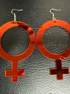 Stora Röda Prideörhängen – Lätta Statementörhängen med Kvinnosymbol - Jag kan inte motstå allt som glittrar, så jag råkade förköpa mig inför Pride. Därför får de här fantastiska örhängena flytta vidare till någon som kommer att använda dem.  Köpte dem för 360 kronor. Du får dem betydligt billigare. Nya och oanvända i lätt akryl/plexiglas. Trots den imponerande storleken på ca 12,7 × 6,8 cm är de förvånansvärt lätta och bekväma att bära. Perfekta till Pride, festival, konsert eller när du bara vill sticka ut.  ✨ Mate