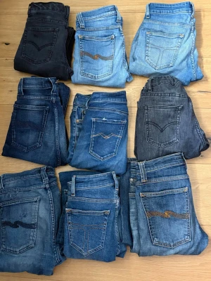 Mix av blå och svarta jeans - Rensar min garderob. De är olika storlekar, det är 24/25/26w 28/30/32l. De finns nudies, tiger of sweden, replay, Levis. Perfekt för dem som vill fylla på i sin garderob. Det är olika priser men det ligger runt 200kr per jeans. Hör av er om det är någon som ni är intresserade av så säger jag pris.