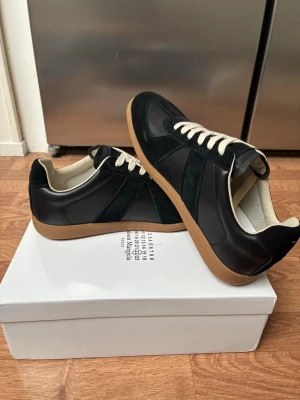 Maison Margiela Gats - 👟 Skor – Storlek 44  ✅.                                          Storlek: 44 ✅.                                                                 Skick: Helt nya / oanvända ✅.                                 Design: Stilren och modern ✅                                         🔥 Helt nya skor i storlek 44. Snygg modell med bra detaljer och ett stilrent utseende. Perfekt för dig som vill ha ett par fräscha skor till ett bra pris.                         📩 Skicka PM vid intresse eller frågor!