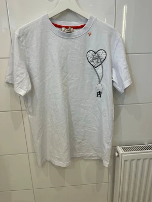 H t shirt  - Vit H t shirt 