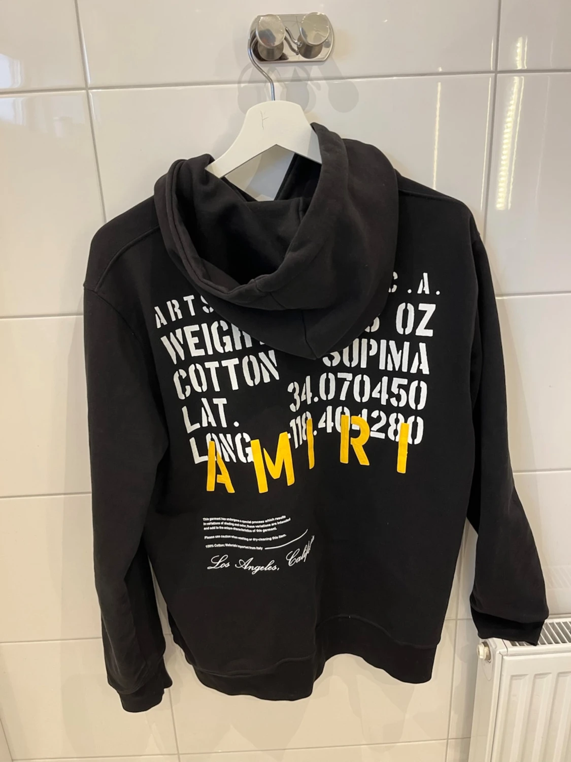 Svart hoodie med gul AMIRI-tryck - 1