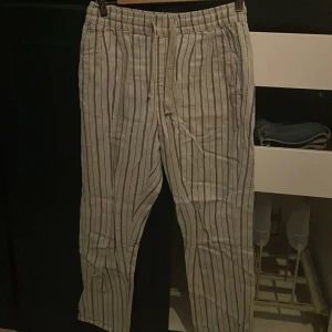 Randiga linnebyxor - Säljer ett par linnebyxor från zara. Använda men i bra skick. Sitter slim. Köpta för 500.