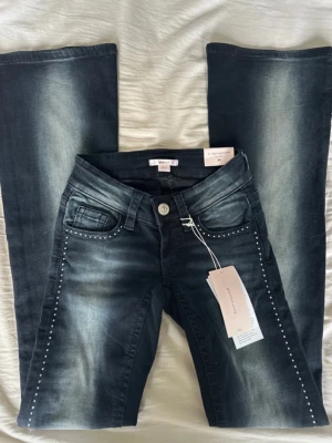 Gina Tricot jeans  - Så fina jeans från Gina Tricot. Storlek XS. Lapparna är kvar för de passade tyvärr inte mig.  Midjemått tvärsöver: 30 cm. Innerbenslängd: 84 cm.