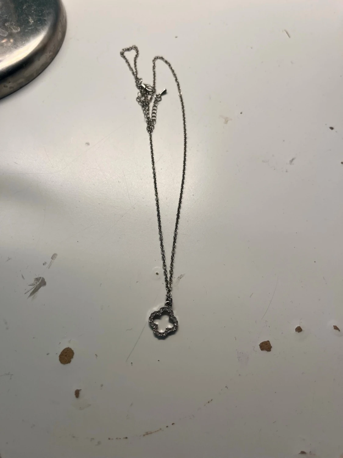 Silverfärgat halsband med blomma