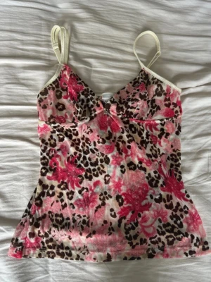 Leopardmönstrat y2k linne med rosa blommor - Så snyggt leopardmönstrat linne med rosa blommor på. Står ingen storlek men passar XXS.