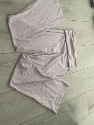Ljusrosa mjuka leggings - Supersköna ljusrosa leggings i stretchigt och tunt material. De har en hög midja och är perfekta för en chill och avslappnad look. Passar till oversized tröjor eller hoodies. Materialet känns lent mot huden och färgen är diskret och lättmatchad.