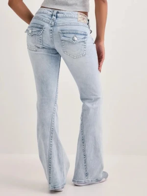 Ljusblå bootcut jeans med fickdetaljer - Säljer ett par ljusblå bootcut jeans med snygga ficklock och knappar bak. Jeansen har klassisk femficksdesign, hög midja och är tillverkade i denim. Perfekta för dig som gillar retrovibbar och vill ha ett par jeans somi sticker ut. ‼️orginal pris : 1399kr‼️
