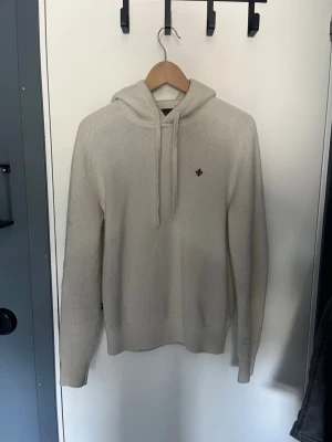 Morris Kashmir hoodie - Beige Morris hoodie i Kashmir storlek S. Väldigt mjuk och skön, säljer då den blivit för liten. Jätte fint skick inga fläckar eller något. Skriv om ni har frågor.