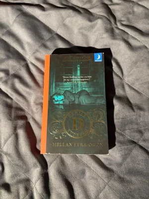 ”Mellan fyra ögon” av Denise Rudberg - Bra bok som är i ett mycket bra skick, dock ser man att den är använd på ryggen av boken 