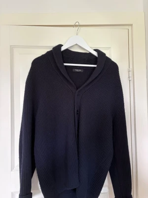 Massimo Dutti Cardigan - Tja! Säljer denna stilrena koftan från Massimo Dutti. Kvaliteten är extremt bra och den är inte använd mycket alls. Materialet kan vara lite lite nopprigt men går absolut att få bort. Passar dig som är 180-190. Hör av dig vid frågor eller funderingar ✅