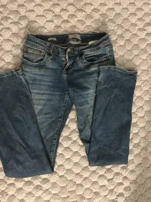 ltb jeans - ltb jeans low waist storlek 25x30 har två hål men som inte märks 