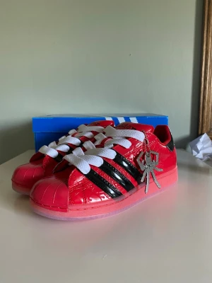 Adidas superstar X Sp5der - Säljer nu mina superstars som är en collab med Sp5der som ägs av rapparen Young Thug. Skorna har aldrig använts utan de har bara stått på en hylla. Boxen är i helt perfekt skick och man får med 4 olika par skosnören ifall de vita inte är snygga. Det var en exklusiv kollektion som de släppte och jag fick sitta i kö för att kunna få tag på dem och nu säljs de inte längre. Har man frågor eller vill ha specifika bilder är det bara att höra av sig jag svarar snabbt. Och de är äkta se på sista bilden
