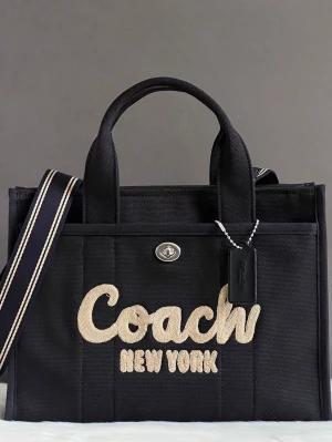 Väska c*ach - Superfin c*ach väska, helt ny. Nypris på zalando ligger på 3445 kr. Mitt pris - 500 passa på detta otroliga priset 😍💛