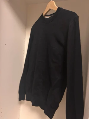 Svart tröja från BOSS - Använd men i bra skick. Liten i storleken sitter som S.