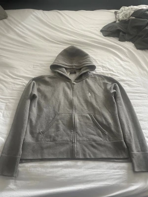Ralph Lauren hoodie - Inköpt från plick och den var för liten för mig. Den passar både man och kvinna. Inga skador eller sådant hör av er om frågor.