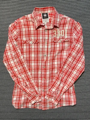 Rutig Skjorta från G-Star - Säljer denna mycket feta vintage skjorta från G-Star Raw! Skjortan är i toppenskick utan skavanker. Passar perfekt till jeans 👖 Tveka inte på att höra av dig vid frågor!🙌