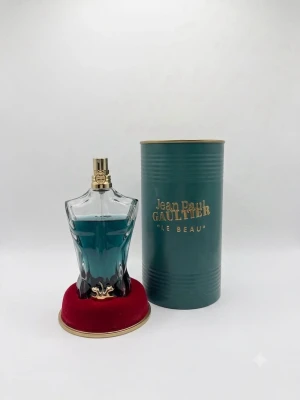Jean Paul Gaultier Le Beau EDT 125ml - Säljer min JPG Le Beau EDT som har förvarats mörkt och torrt. Mängd kvar får ni bestämma själv. Men väldigt mycket kvar. OG förpackning medföljer. Parfym passar väldigt bra för sommaren men passar också väldigt bra året runt. Rekommenderar starkt denna doft! 