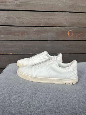 Valentino flycrews - Skorna har nyligen tvättats och resturerats hos en professionell skomakare. Nya nitar har fixats och skorna är i riktigt fint skick. Sulan och skorna kan tvättas innan frakt om du vill och extra nitar skickas med vid köp. Självklart äkta! Priset är inte hugget i sten. Sulan har två små sprickor som visas på bild 1 och 5, men inget som påverkar användning i nuläget, men kan vara värt att åtgärda om man planerar att använda skorna mycket.