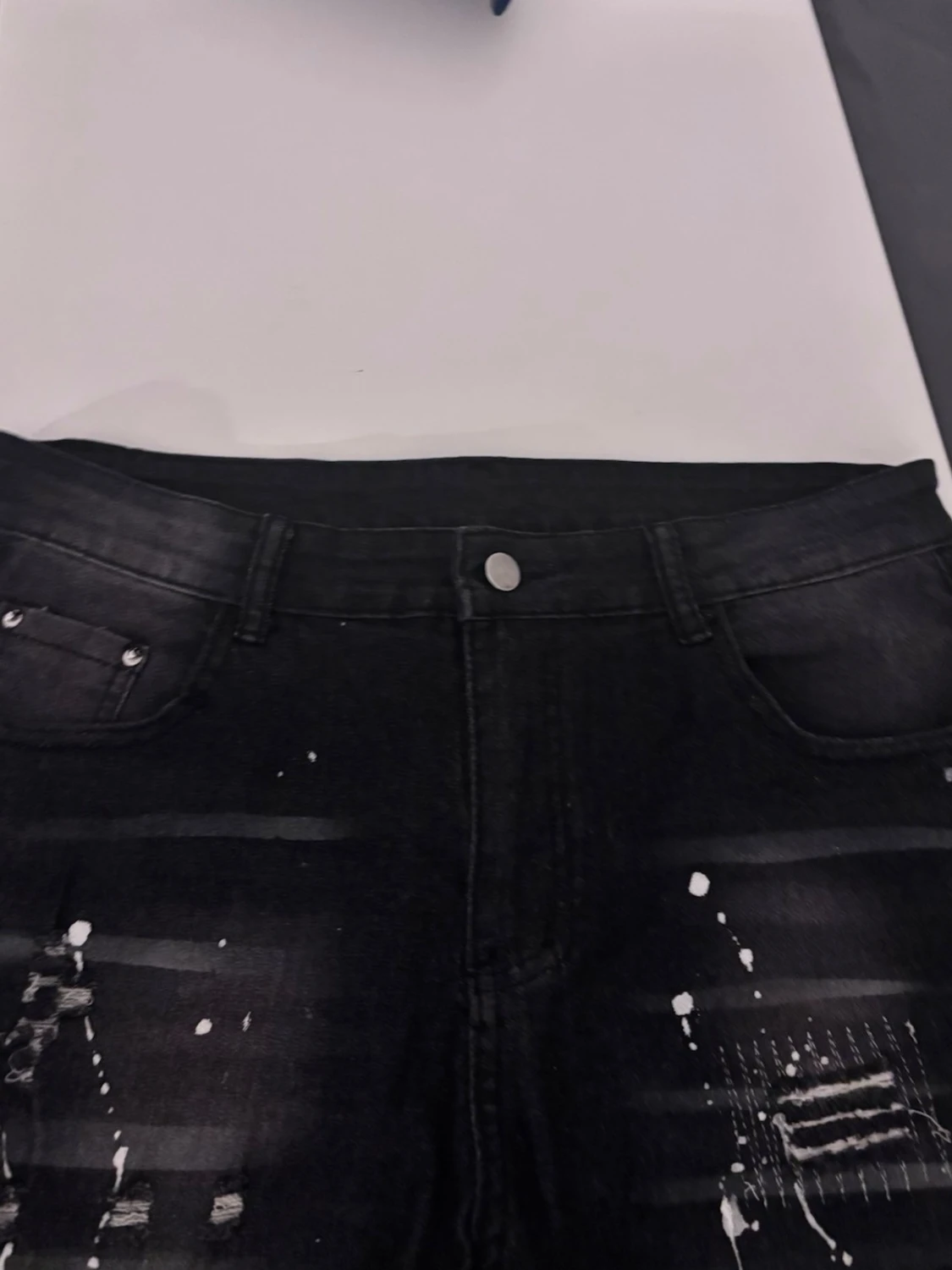 Svarta distressed jeans med färgstänk - 2