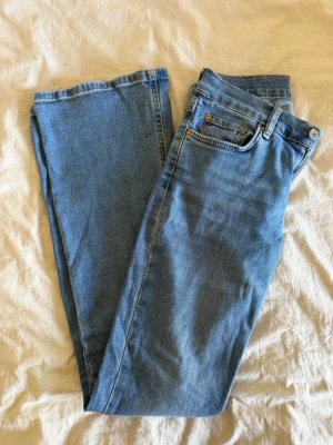 Jeans - Perfekt jeans från Gina tricot som har ett hål där bak, det är bootcut 
