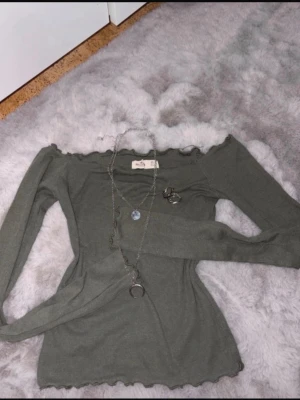 Hollister långärmad tröja mörkgrön 💚✨ - Köparen står för frakt.  Säljer en fin mörkgrön långärmad tröja från Hollister i storlek XS. Mjuk och bekväm med en klassisk passform – perfekt till både vardag och en avslappnad outfit.  ✨ Märke: Hollister✨ Färg: Mörkgrön✨ Storlek: XS✨ Skick: Bra skick, sparsamt använd.✨ Lätt att matcha med jeans, leggings eller kjol.  Accessoarerna på bilden kan också köpas om du är intresserad – säg bara till så löser vi det! 💕  Hör gärna av dig om du har frågor eller vill ha fler bilder! 💕
