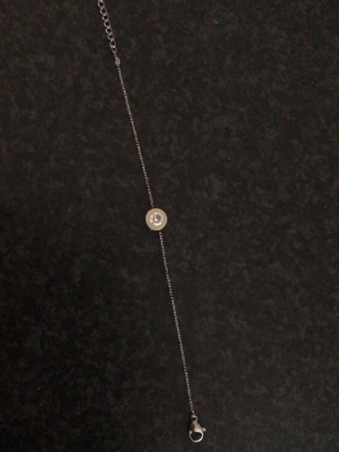 Silverfärgat armband med pärldetalj