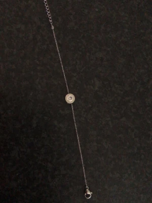 Silverfärgat armband med pärldetalj - box med följer. 