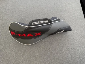 Cobra F-MAX headcover driver - Snygg headcover från Cobra till golfklubba, modell F-MAX. Svart och grå med röda detaljer och vit piping. Tillverkad i slitstarkt syntetmaterial med elastisk öppning och broderad logga. Perfekt för att skydda din klubba på banan.