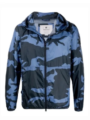 Blå camo vindjacka från Woolrich - Intressekoll på min vindjacka från Woolrich i blått camomönster. Perfekt för sensommar/höst. Inte använd så mycket. Hör av er vid frågor eller fler bilder!
