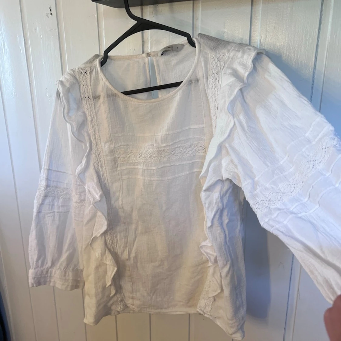 Vit blus med volanger och spetsdetaljer - 3