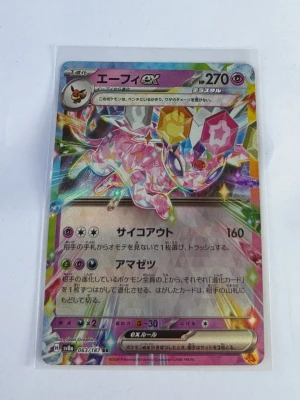 Espeon EX Pokémonkort japansk - Säljer ett japanskt Espeon EX Pokémonkort med holografisk design och färgglada detaljer. Kortet har 270 HP och flera attacker, och är tryckt på klassiskt Pokémonkort-material. Perfekt för samlare eller Pokémonfans! 