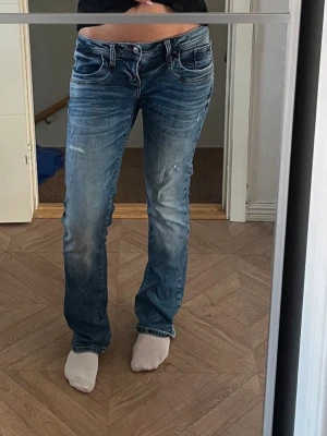 Blå raka jeans med slitningar - Blåa bootcut jeans från LTB i storlek: 27/32