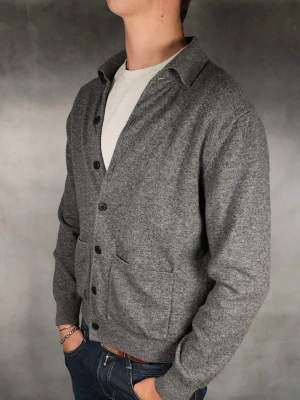 Massimodutti kofta - Massimodutti kofta • Storlek: M Fits S • Skick: 8/10 – fint skick, något krympt i tvätten • Inkluderas: Endast kofta • Nypris: Ca 2000kr • Passform: Modellen på bilden är 180 cm lång, väger 65 kg •