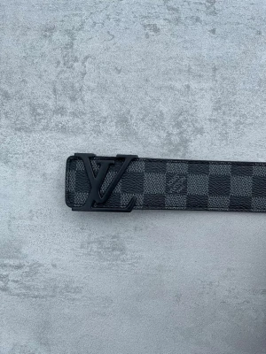 Louis Vuitton bälte - Ett Louis Vuitton bälte med svartfärgat spänne, ett perfekt bälte som passar till det mesta i garderoben.