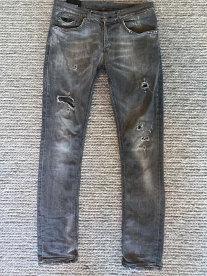 Dondup jeans George - Dondup jeans George! Trendigaste jeansen på marknaden. Skick= 9/10 ny pris= 4000kr säljs för= 699kr (modellen har original slitningar från fabrik vilket är väldigt eftertraktat och populärt)