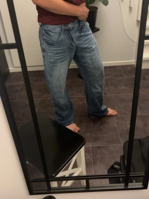 Bootcut distressed jeans - Storlek 32/34 men bara 105 cm långs