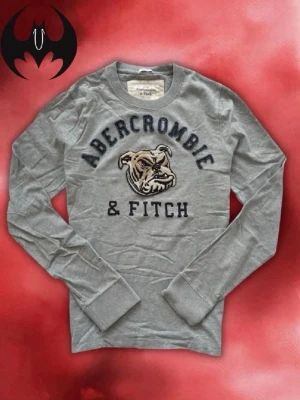 Vintage Abercrombie & fitch long-sleeved shirt - Väldigt Snygg eftertraktad grå långärmad t-shirt från Abercrombie & Fitch | Mycket bra skick | Size S | Längd: 63cm Bredd: 46cm Armlängd: 66cm | Skyltdocka: M - 48 cm axlar, 75 cm midja | Lägg endast bud med avsikt att köpa nu, inga fördröjning!