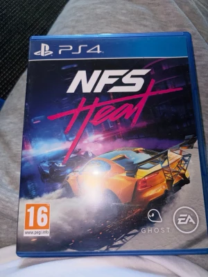NFS Heat till PS4 - Need for Speed Heat till PlayStation 4. Omslaget har en färgstark design med neonfärger och snabba bilar. Spelet är på Blu-ray och har PEGI 16-märkning. Perfekt för dig som gillar racing och actionfyllda bilspel.