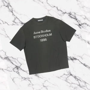 Svart Acne Studios T-Shirt - Svart t-shirt från Acne Studios i helt nytt skick. Perfekt till våren/sommaren. Fler bilder på tröjan kan skickas om det skulle begäras. Pris kan alltid diskuteras 😁
