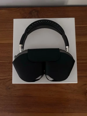 AirPods Max  - Säljer ett par AirPods Max som inte har använts en ända gång, hörlurarna kommer med boxen som vanligt och skyddet. R€p