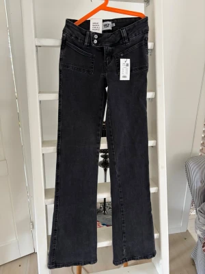 Superlow waist bootcut jeans - Väldigt lågmidjade Bootcut jeans i svart denim från lagen 157, modell Paris Patch med super low rise och full längd. Snygga fickor fram och klassisk femficksdesign. Perfekta för dig som gillar en retro vibe och vill ha ett par riktigt schyssta jeans med låg midja.