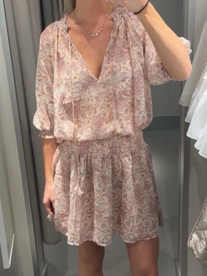 Sommarklänning - Så söt rosa och mönstrad klänning!! Klänningen har v-ringning med snörning, resår i midjan och trekvartsärm. Stretchig och så skön och somrig. Säljer pga köpt den i två storlekar. Helt ny och oanvänd 💖 (två sista bilderna tagna från Filippzors)